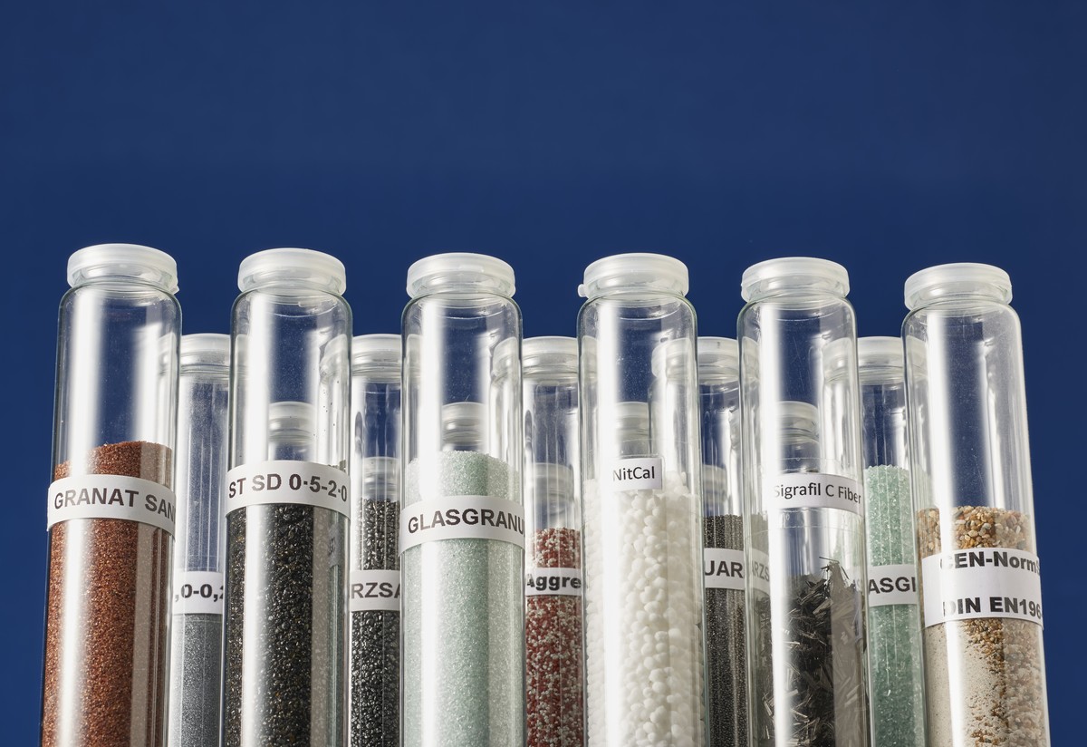 Reagenzgläser mit verschiedenen Substanzen, Auswahl einiger Zusatzstoffe und -mittel zur Optimierung von Bindemitteln und Bau- bzw. Werkstoffen